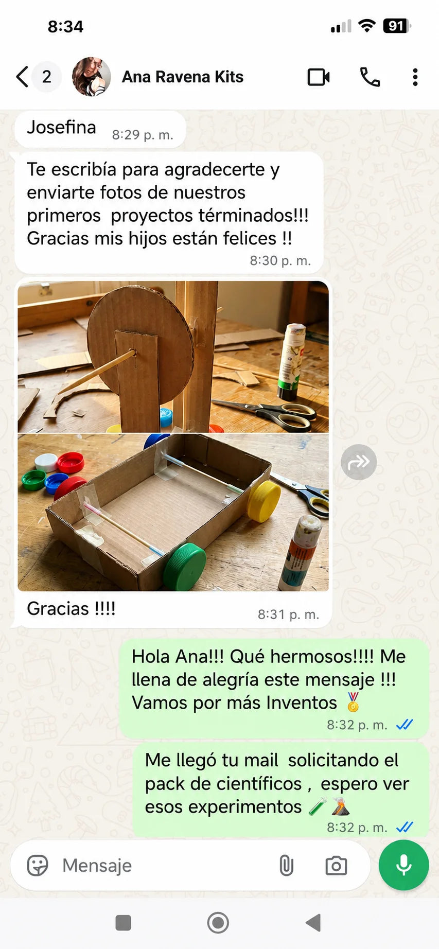 Josefina agradece y envía fotos de sus primeros proyectos terminados, una rueda y un auto de cartón con tapitas, y dice que sus hijos están felices.