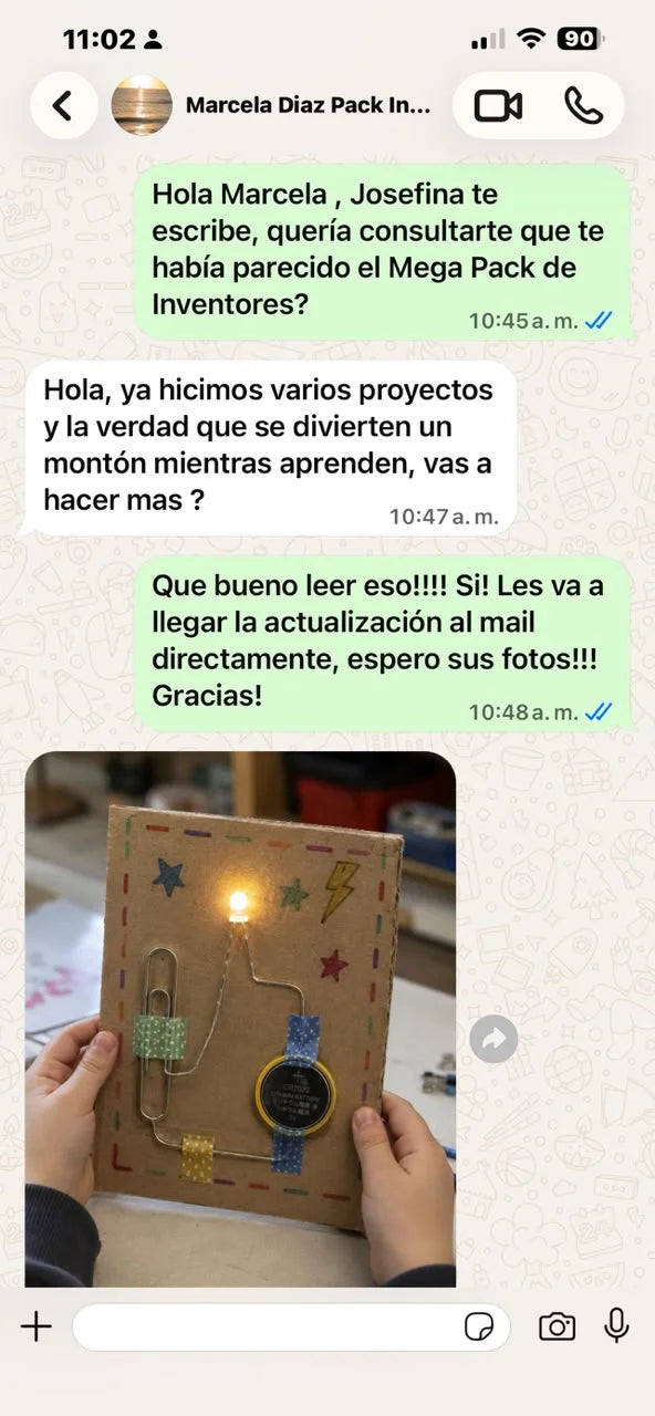 Marcela cuenta por WhatsApp que ya hicieron varios proyectos y que sus hijos se divierten un montón mientras aprenden, y comparte la foto de un circuito de cartón con una luz encendida.