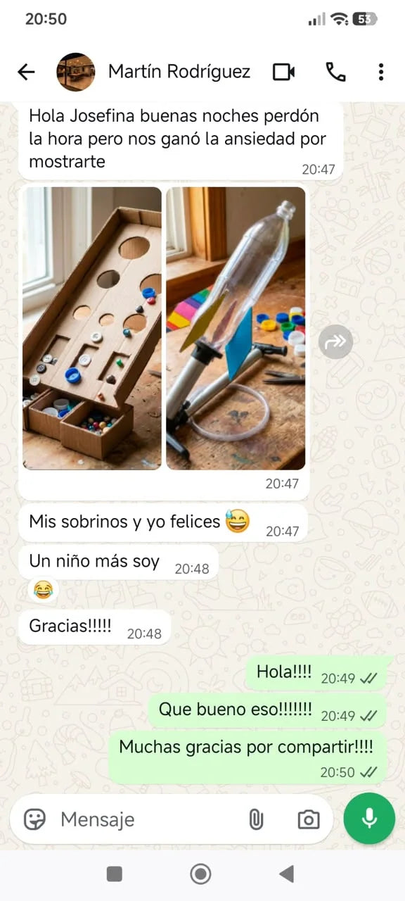 Martín manda de noche las fotos de un pinball y un cohete de botella que armaron, y escribe que sus sobrinos y él quedaron felices.
